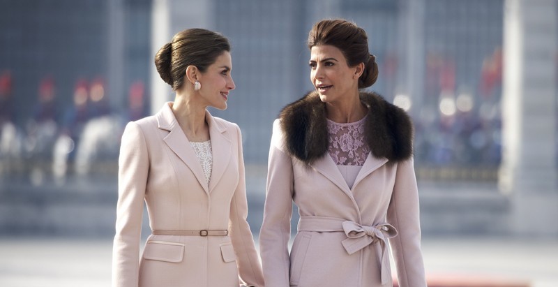 princesa-letizia-e-primeira-dama-da-argentina-encontram-se-vestidas-de-igual