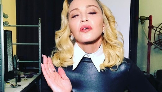 Madonna em vestido preto de pele
