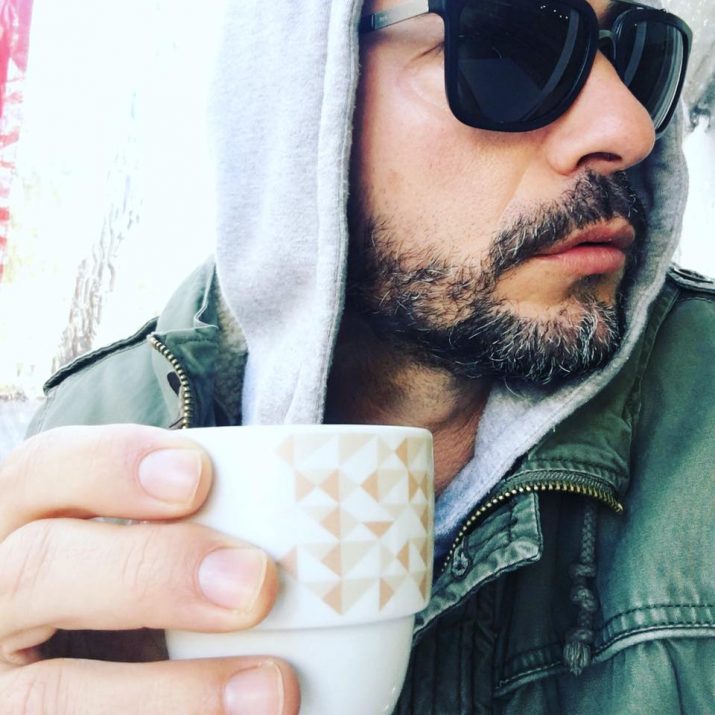 Claudio Ramos bebe cafe